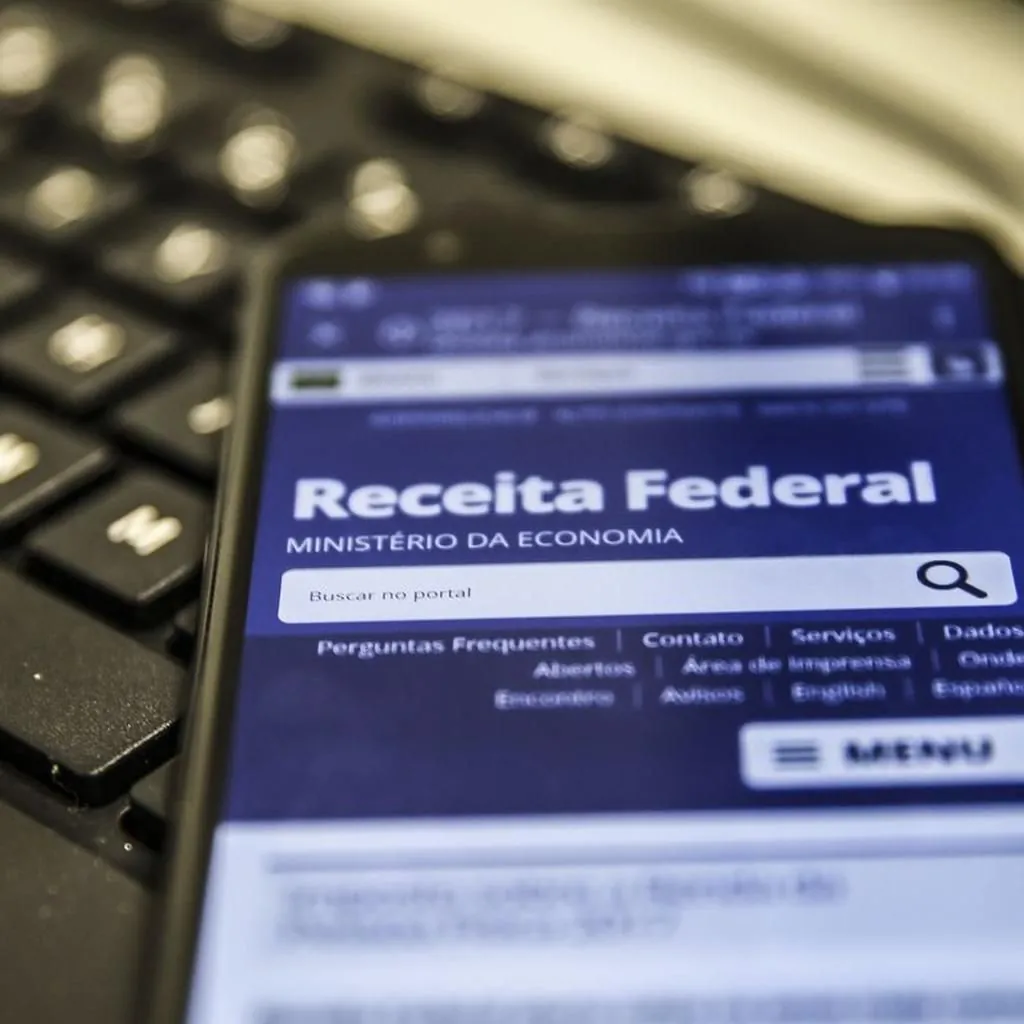 Portal da Receita Federal aberto no celular, etapa da emissão de CNPJ para condomínio
